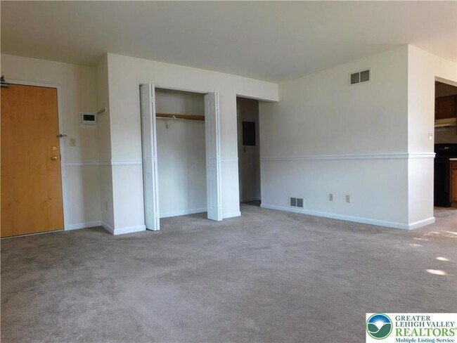 Building Photo - 813 Main St