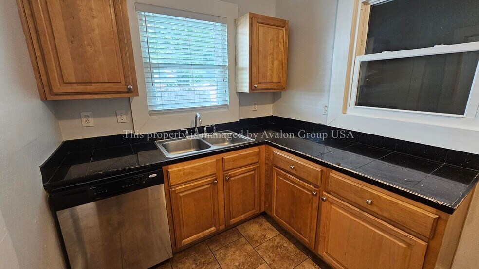 Building Photo - 2655 College St