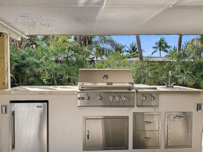 Building Photo - 280 SE 3rd Ave