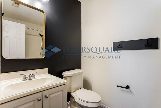 Building Photo - Townhome | Washer/ Dryer Included | Privat...