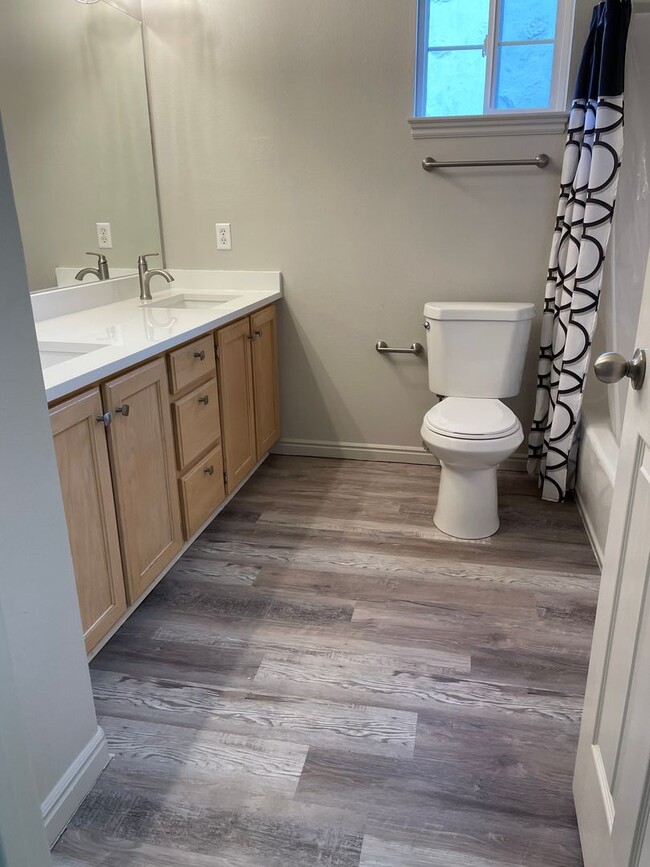 Building Photo - CHARMING HAMLET TOWNHOME