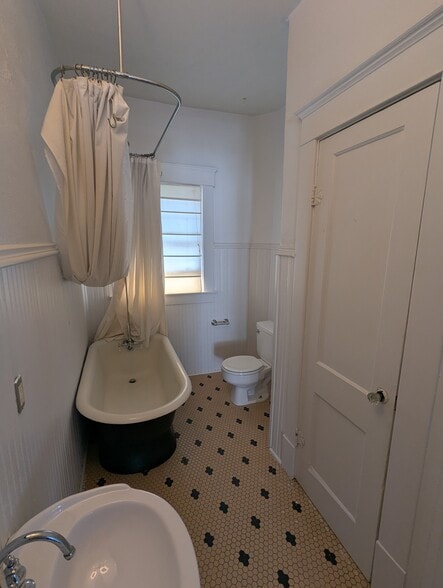 Upstairs bathroom - 4526 Reiger Ave