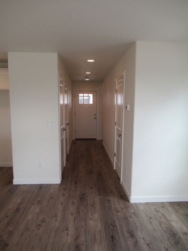Building Photo - Newer Three Bedroom Duplex