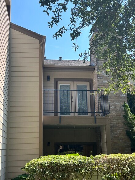 Building Photo - 7102 N Holiday Dr