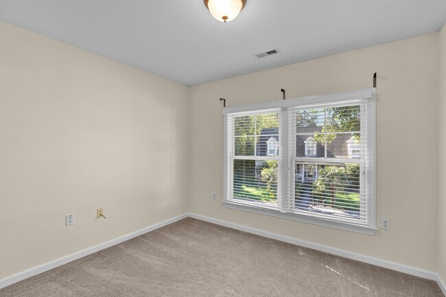 Building Photo - Spacious Condo in Norfolk