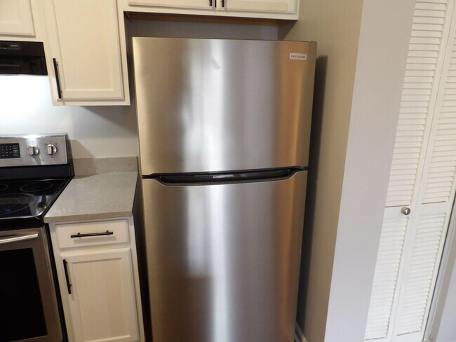 Building Photo - 902 Plaza Dr