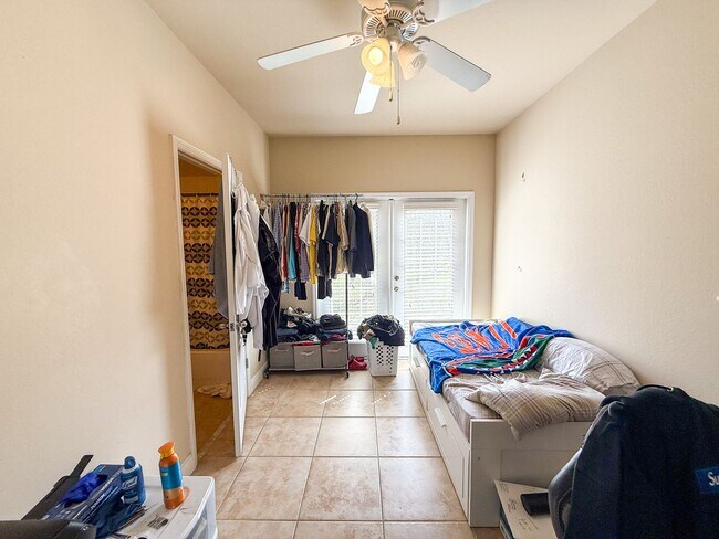 Building Photo - Chase Hollow #33