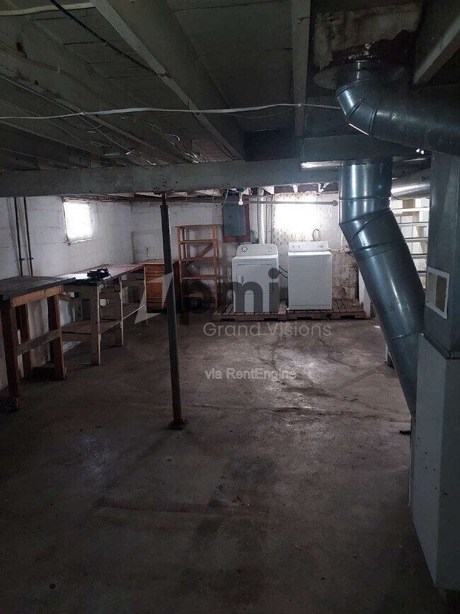 Building Photo - 875 W Waggoner St