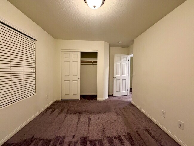 Building Photo - Beautiful 2260sqft 3bed 2.5bath with tile downstairs, carpet in Den & Living Room