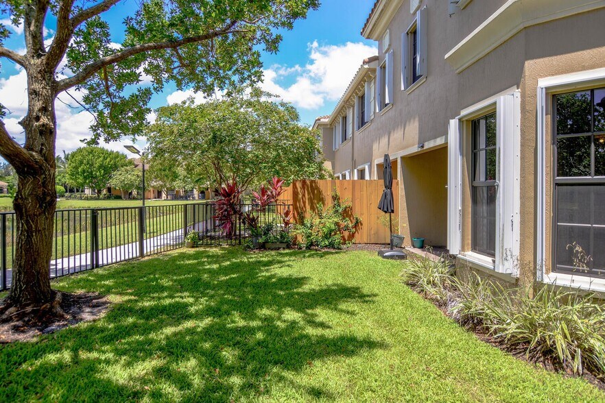 Building Photo - 10373 Wellington Parc Dr