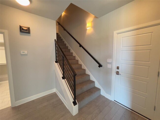 Building Photo - 424 Seville Dr