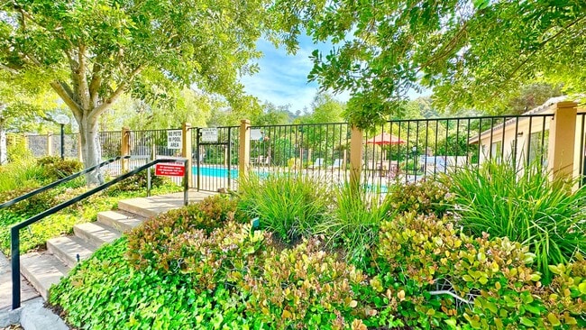 Building Photo - Stunning and Well Appointed High-End Two-S...