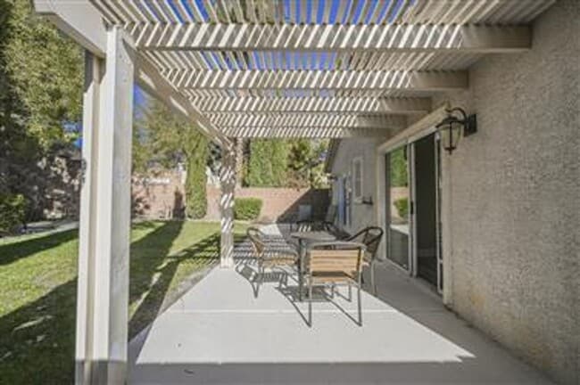 Building Photo - Fully Furnished - Turn Key - Short Term 31days+ - Sleeps up to 7