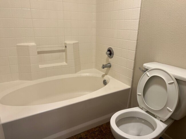 Building Photo - Great 2-bedroom 2 bath condo with A/C, 1 car garage and additional