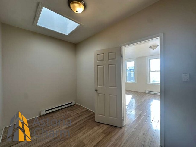 Building Photo - 910 Edmondson Ave