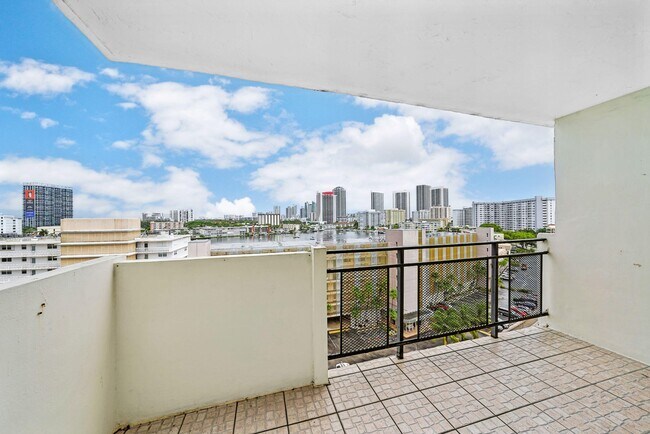 Building Photo - 401 Golden Isles Dr