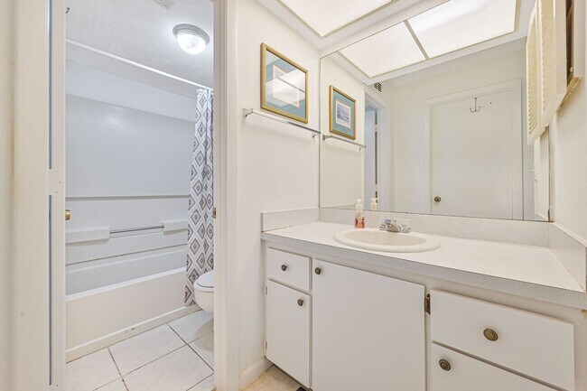 Building Photo - Beautiful Condo in South Naples