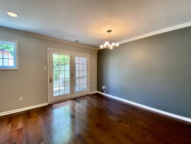Building Photo - Amazing 3 Bedroom Townhome with Fenced Bac...