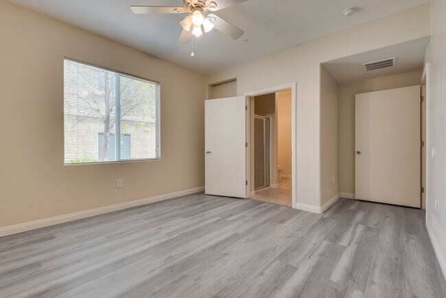 Building Photo - 6868 Sky Pointe Dr