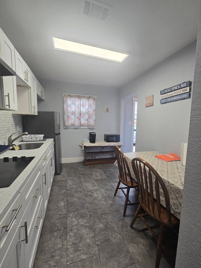 Building Photo - 1305 N Main St