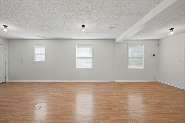 Building Photo - 3 Bed 2 Bath Home with Great Outdoor Space!