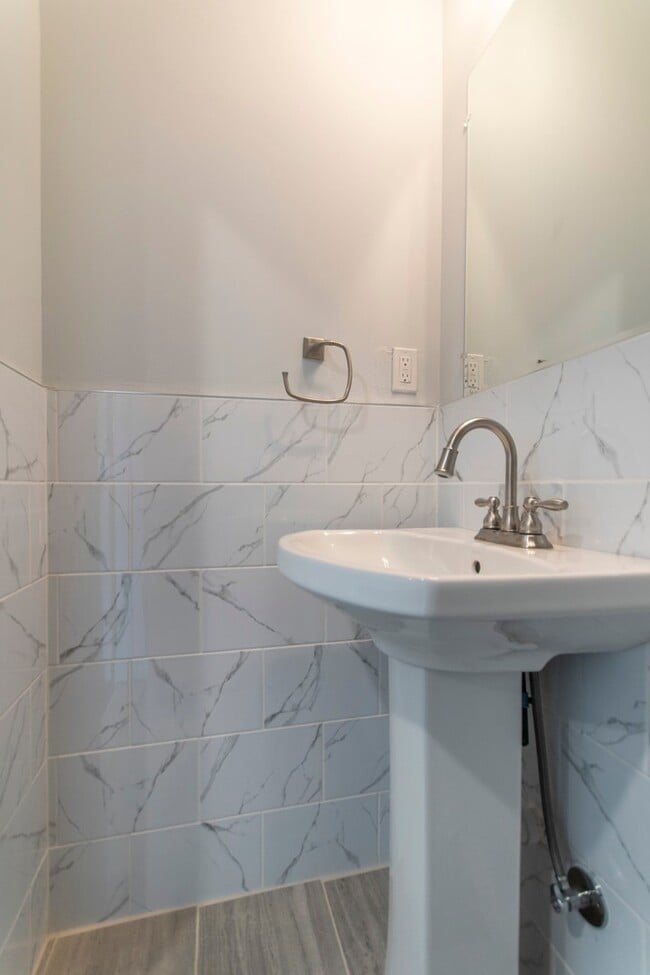Building Photo - Recently renovated home in South West Phil...