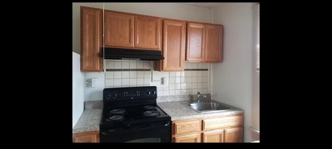 2nd floor kitchen - 5023 Queensberry Ave