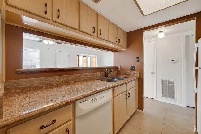 Building Photo - 8462 Leawood Blvd