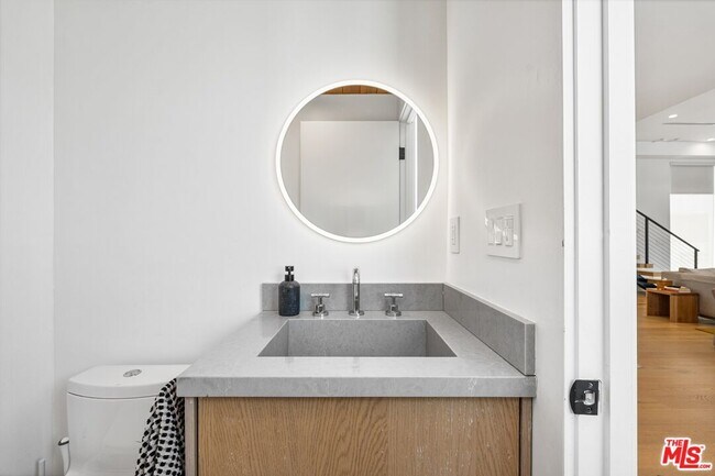 Building Photo - 656 California Ave