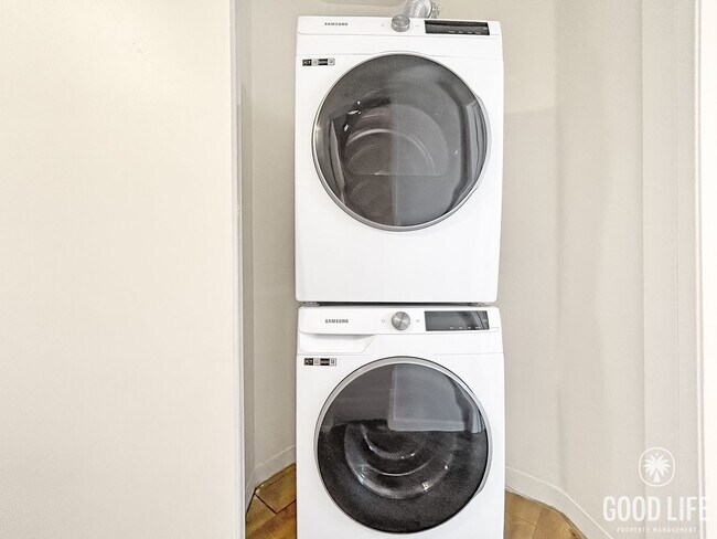 Building Photo - Stunning 2BD/2BA W/ Updated Kitchen and Re...