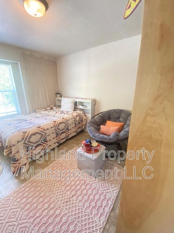 Building Photo - 1055 NE B St