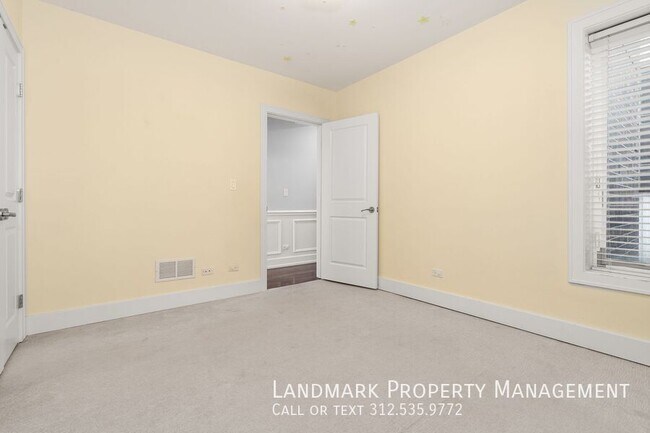 Building Photo - 2257 W Belmont Ave