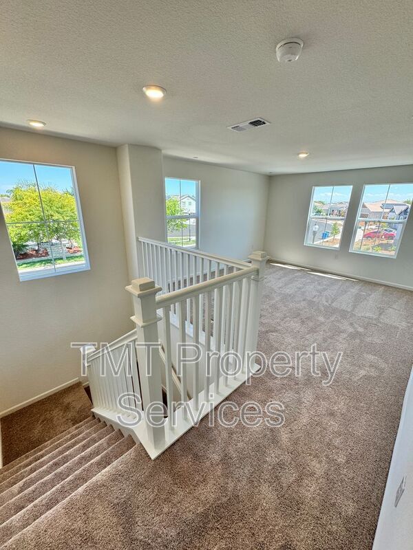 Building Photo - 1372 Redford Wy