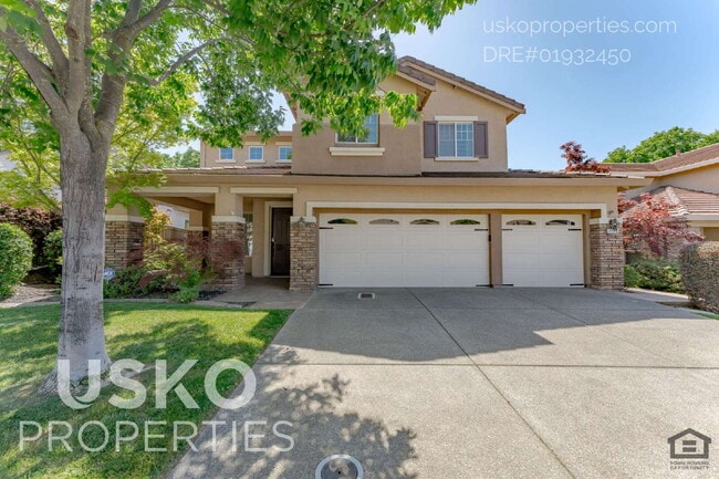 Building Photo - "Spacious 4-Bedroom Retreat with 2.5 Baths...