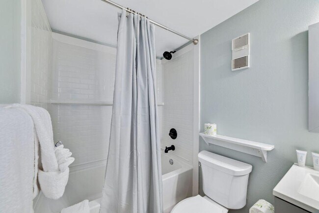 Building Photo - 409 E Beach Blvd