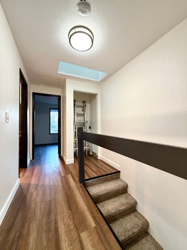 Building Photo - **FREE FIRST MONTH'S RENT** Spacious Townhouse in the Heart of Garden Home~ New LVP Flooring~ Was...