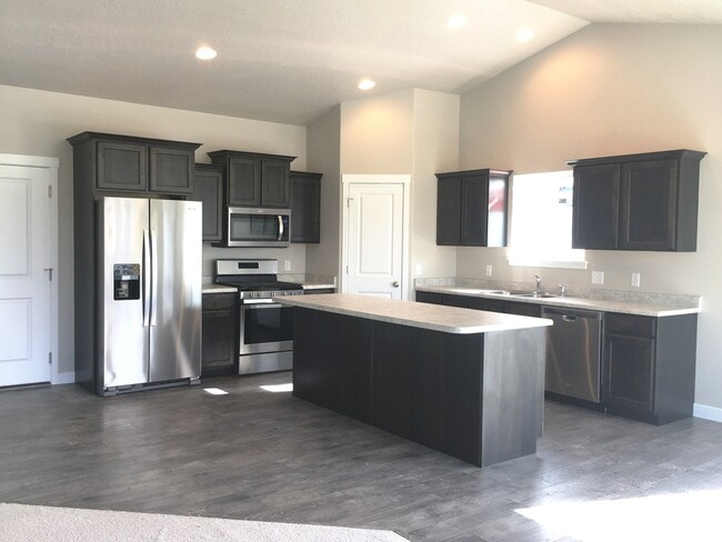 Building Photo - LOVELY VINEYARD RAMBLER FOR RENT