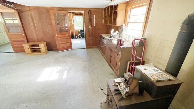 Building Photo - 3 BR House on a Lake 1.5 Baths