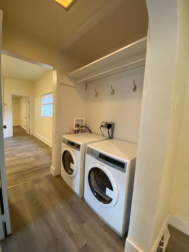 Building Photo - Updated 2BR Apartment with office now show...