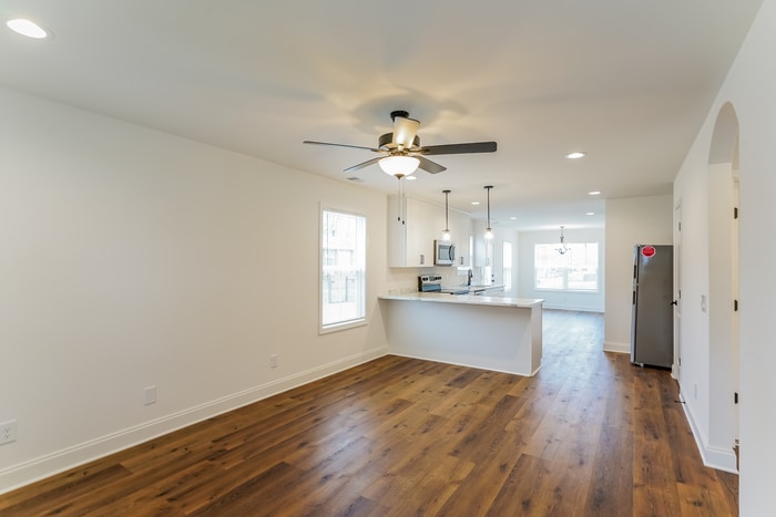 Building Photo - 658 19th Ave W