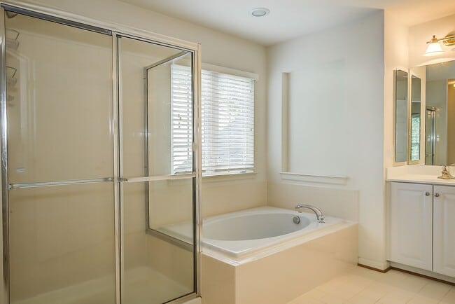 Building Photo - 616 Rainier Rd