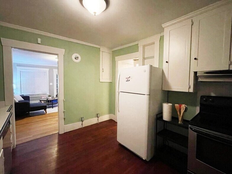 Building Photo - 704 NE 53rd St