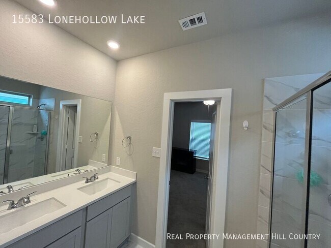 Building Photo - 15583 Lonehollow Lk
