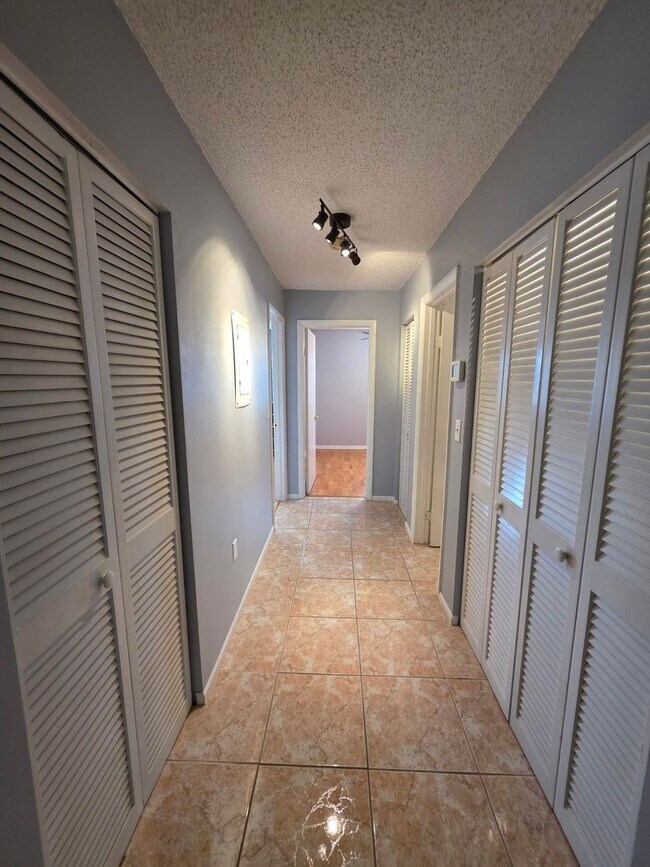 Building Photo - Furnished 2-Bedroom, 2-Bathroom Condo in Tampa