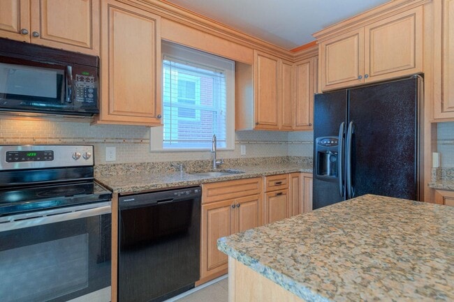 Building Photo - Grandin Court Foursquare convenient to SW City & SW Co!