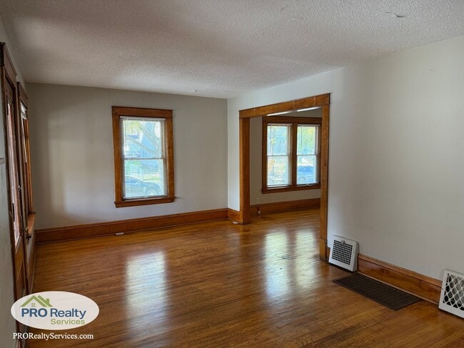 Building Photo - Updated 3 Bedroom House in Minneapolis