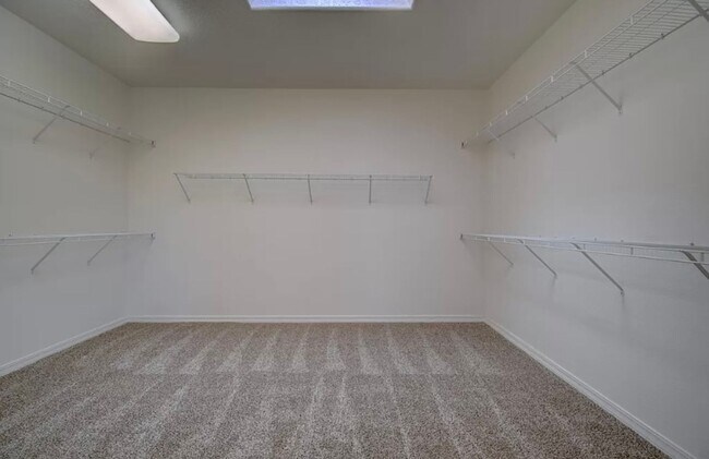 Building Photo - COMING SOON Large 5 Bedroom home with loft...