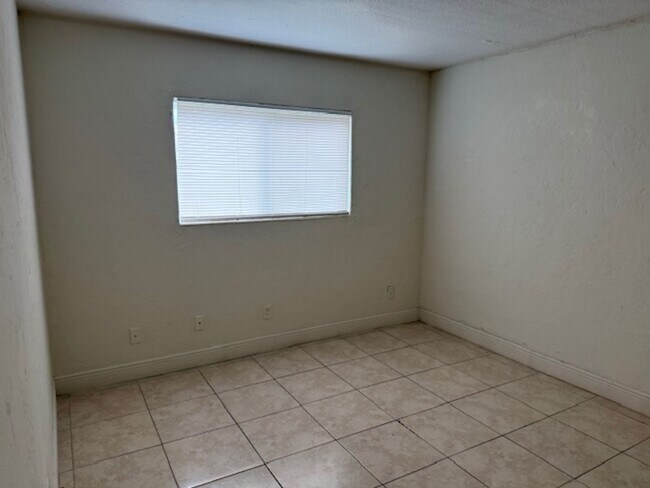 Building Photo - Ground floor 2 bedroom condo