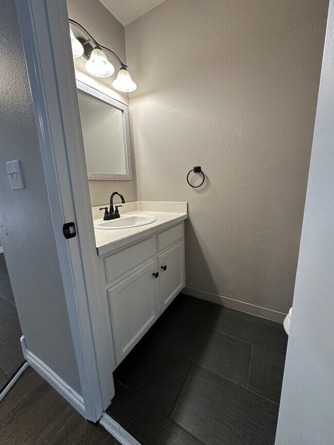 Building Photo - Rockingham Duplex- Northeast Salem