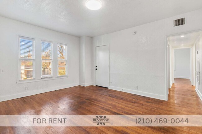 Building Photo - 1630 W Rosewood Ave